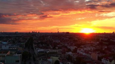Berlin 'in bulutlu güneş doğarken hava görüntüsü. Televizyon kulesi renkli gökyüzüne karşı dikiliyor. İHA 'yı indir 