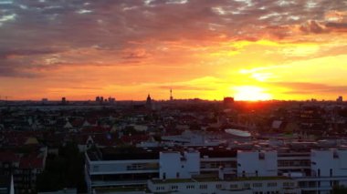 Güneşin doğuşunda Berlin 'in hava görüntüsü. Televizyon kulesi renkli gökyüzüne karşı dikiliyor. doly sağ drone 