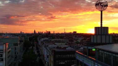 Güneşin doğuşunda Berlin 'in hava görüntüsü. Televizyon kulesi renkli gökyüzüne karşı dikiliyor. Çok yakından geçen bir insansız uçak 