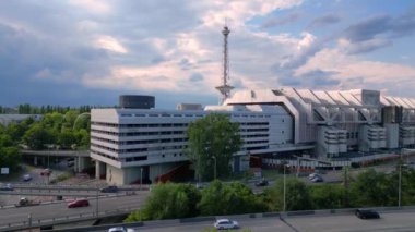 Berlin silueti ikonik radyo kulesi Funkturm 'u ve sergi alanlarını sergiliyor, tarih ve modernliğin şehir harmanını yakalıyor. İHA yükseliyor 