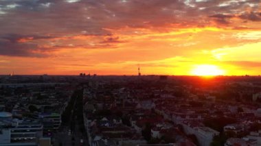 Güneşin doğuşunda Berlin 'in hava görüntüsü. Televizyon kulesi renkli gökyüzüne karşı dikiliyor. panorama genel görünüm dronu 