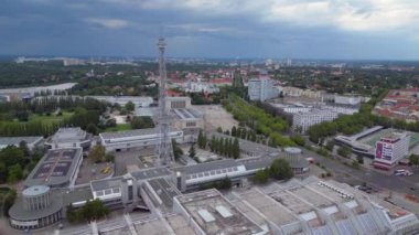 Berlin silueti ikonik radyo kulesini sergiliyor ve sergi alanlarını genişletiyor, tarih ve modernliğin şehir harmanını yakalıyor. Ters İHA uçuşu 
