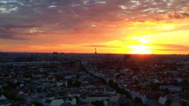 Güneşin doğuşunda Berlin 'in hava görüntüsü. Televizyon kulesi renkli gökyüzüne karşı dikiliyor. Ters İHA uçuşu 
