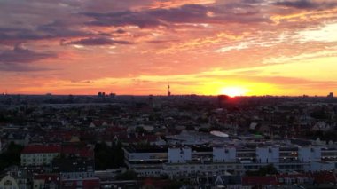 Güneşin doğuşunda Berlin 'in hava görüntüsü. Televizyon kulesi renkli gökyüzüne karşı dikiliyor. panorama genel görünüm dronu 