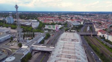 Berlin silueti ikonik radyo kulesi Funkturm 'u ve sergi alanlarını sergiliyor, tarih ve modernliğin şehir harmanını yakalıyor. uçuş üstü insansız hava aracı 