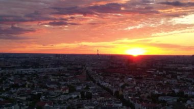 Berlin 'in bulutlu güneş doğarken hava görüntüsü. Televizyon kulesi renkli gökyüzüne karşı dikiliyor. panorama genel görünüm dronu 