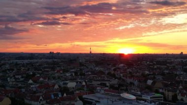 Güneşin doğuşunda Berlin 'in hava görüntüsü. Televizyon kulesi renkli gökyüzüne karşı dikiliyor. İHA 'yı kaldırın. 
