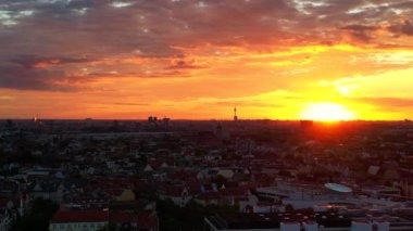Güneşin doğuşunda Berlin 'in hava görüntüsü. Televizyon kulesi renkli gökyüzüne karşı dikiliyor. Yukarıdan insansız hava aracı görüntüleri 