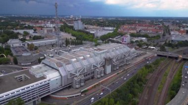 Berlin silueti ikonik radyo kulesini sergiliyor ve sergi alanlarını genişletiyor, tarih ve modernliğin şehir harmanını yakalıyor. İHA alçalıyor 