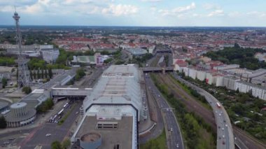 Berlin silueti ikonik radyo kulesi Funkturm 'u ve sergi alanlarını sergiliyor, tarih ve modernliğin şehir harmanını yakalıyor. uçuş üstü insansız hava aracı 