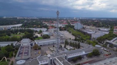 Berlin silueti ikonik radyo kulesi Funkturm 'u ve sergi alanlarını sergiliyor, tarih ve modernliğin şehir harmanını yakalıyor. Ters İHA uçuşu 