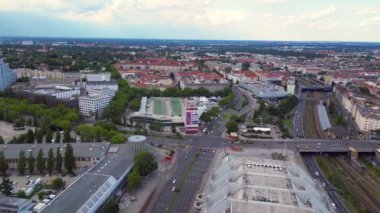 Berlin silueti ikonik radyo kulesi Funkturm 'u ve sergi alanlarını sergiliyor, tarih ve modernliğin şehir harmanını yakalıyor. Ters İHA uçuşu 