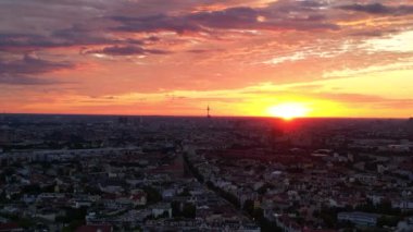 Batan güneşin sıcacık ışığı binaları aydınlatıyor ve Berlin Kulesi 'ni aydınlatıyor. hız rampası hiper hareket zaman aşımı 