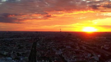 Batan güneşin sıcacık ışığı binaları aydınlatıyor ve Berlin Kulesi 'ni aydınlatıyor. hız rampası hiper hareket zaman aşımı 