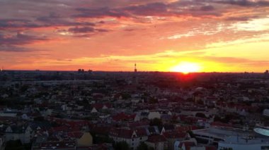 Batan güneşin sıcacık ışığı binaları aydınlatıyor ve Berlin Kulesi 'ni aydınlatıyor. Dolly sol İHA 