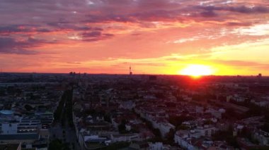 Batan güneşin sıcacık ışığı binaları aydınlatıyor ve Berlin Kulesi 'ni aydınlatıyor. İHA yükseliyor 