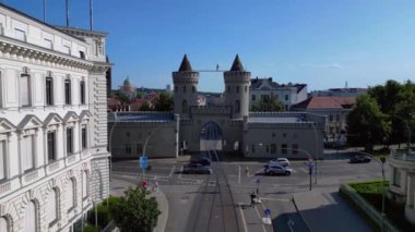 Nauener tor 'un hava manzarası. Potsdam, Almanya' da güneşli bir yaz gününde arabaların geçtiği ünlü bir yer. statik üç ayaklı insansız hava aracı 