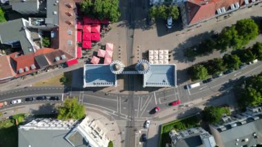 Nauener tor 'un hava manzarası. Potsdam, Almanya' da güneşli bir yaz gününde arabaların geçtiği ünlü bir yer. Yukarıdan insansız hava aracı görüntüleri 