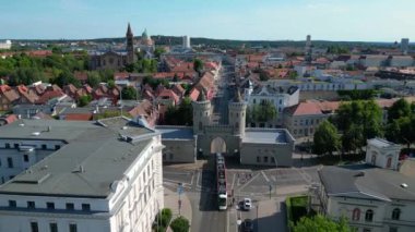 Nauener tor 'un hava manzarası. Potsdam, Almanya' da güneşli bir yaz gününde arabaların geçtiği ünlü bir yer. hız rampası hiper hareket zaman aşımı 