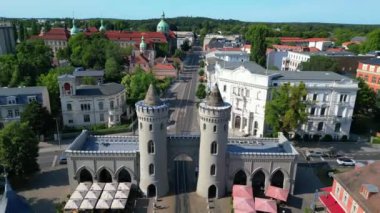 Nauener tor 'un hava manzarası. Potsdam, Almanya' da güneşli bir yaz gününde arabaların geçtiği ünlü bir yer. Ters İHA uçuşu 