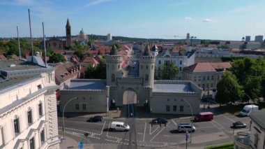 Nauener tor 'un hava manzarası. Potsdam, Almanya' da güneşli bir yaz gününde arabaların geçtiği ünlü bir yer. hız rampası hiper hareket zaman aşımı 