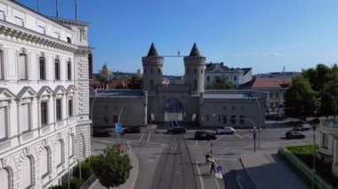 Nauener tor 'un hava manzarası. Potsdam, Almanya' da güneşli bir yaz gününde arabaların geçtiği ünlü bir yer. İHA alçalıyor 