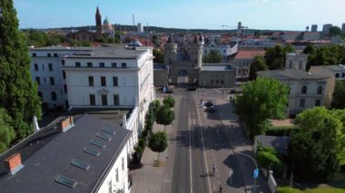 Nauener tor 'un hava manzarası. Potsdam, Almanya' da güneşli bir yaz gününde arabaların geçtiği ünlü bir yer. panorama genel görünüm dronu 