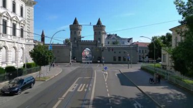 Nauener tor 'un hava manzarası. Potsdam, Almanya' da güneşli bir yaz gününde arabaların geçtiği ünlü bir yer. İHA yükseliyor 