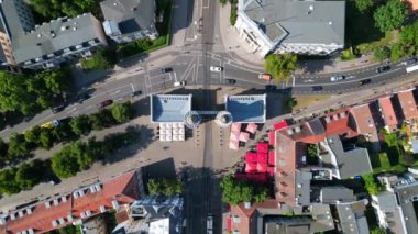 Nauener tor 'un hava manzarası. Potsdam, Almanya' da güneşli bir yaz gününde arabaların geçtiği ünlü bir yer. İHA kamerası aşağıya bakıyor 