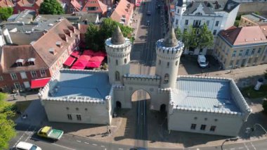 Nauener tor 'un hava manzarası. Potsdam, Almanya' da güneşli bir yaz gününde arabaların geçtiği ünlü bir yer. Ters İHA uçuşu 