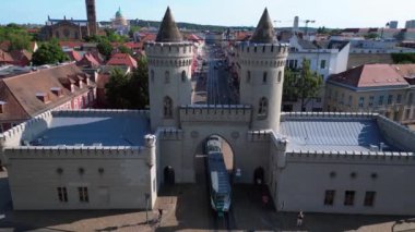 Nauener tor 'un hava manzarası. Potsdam, Almanya' da güneşli bir yaz gününde arabaların geçtiği ünlü bir yer. uçuş üstü insansız hava aracı 