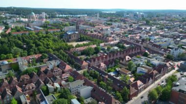 Hollanda 'nın Potsdam, Almanya' daki hava manzarasında güneşli bir yaz gününde geleneksel tuğla mimarisi ve yemyeşil alanlar sergileniyor. panorama genel görünüm dronu 