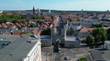Nauener tor 'un hava manzarası. Potsdam, Almanya' da güneşli bir yaz gününde arabaların geçtiği ünlü bir yer. panorama genel görünüm dronu 