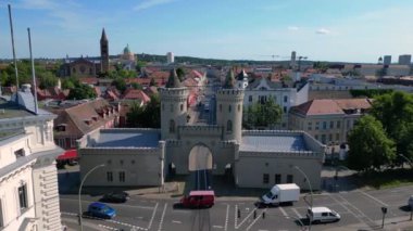 Nauener tor 'un hava manzarası. Potsdam, Almanya' da güneşli bir yaz gününde arabaların geçtiği ünlü bir yer. uçuş üstü insansız hava aracı 