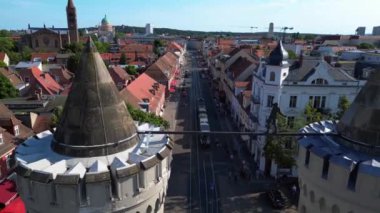 Nauener tor 'un hava manzarası. Potsdam, Almanya' da güneşli bir yaz gününde arabaların geçtiği ünlü bir yer. Çok yakından geçen bir insansız uçak 