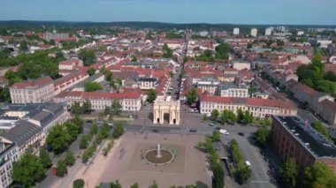 Potsdam şehir merkezinin tarihi binaları güneşli bir yaz gününde Brandenburger Gate ve Luisenplatz Fountain Meydanı 'nı gösteriyor. hız rampası hiper hareket zaman aşımı 