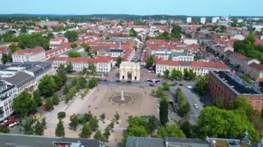 Potsdam şehir merkezinin tarihi binaları güneşli bir yaz gününde Brandenburger Gate ve Luisenplatz Fountain Meydanı 'nı gösteriyor. geniş yörünge görünümü dronu 