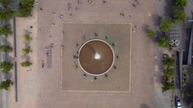 Potsdam şehir merkezinin tarihi binaları güneşli bir yaz gününde Brandenburger Gate ve Luisenplatz Fountain Meydanı 'nı gösteriyor. İHA kamerası aşağıya bakıyor 