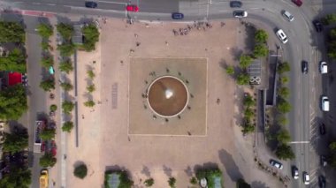 Potsdam şehir merkezinin tarihi binaları güneşli bir yaz gününde Brandenburger Gate ve Luisenplatz Fountain Meydanı 'nı gösteriyor. dikey kuş bakışı dron 