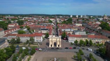 Potsdam şehir merkezinin tarihi binaları güneşli bir yaz gününde Brandenburger Gate ve Luisenplatz Fountain Meydanı 'nı gösteriyor. uçuş üstü insansız hava aracı 
