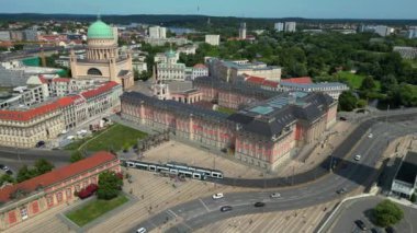 Almanya 'nın Brandenburg şehrinde güneşli bir yaz gününde tarihi binalar ve arka planda havel nehri ile Potsdam şehir merkezinin hava manzarası. panorama yörünge dronu 