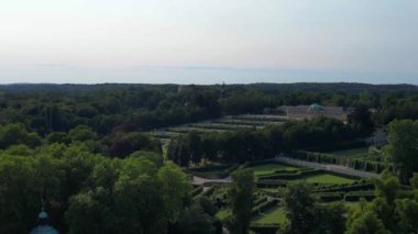 Sanssouci Sarayı 'nın hava manzarası güneşli bir yaz gününde güzel yeşil bahçeleri ve çevreyi gösteriyor. hız rampası hiper hareket zaman aşımı 