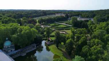 Sanssouci Sarayı 'nın hava manzarası güneşli bir yaz gününde güzel yeşil bahçeleri ve çevreyi gösteriyor. hız rampası hiper hareket zaman aşımı 