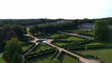 Sanssouci Sarayı 'nın hava manzarası güneşli bir yaz gününde güzel yeşil bahçeleri ve çevreyi gösteriyor. hız rampası hiper hareket zaman aşımı 
