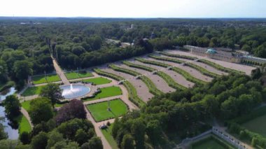 Sanssouci Sarayı 'nın hava manzarası güneşli bir yaz gününde güzel yeşil bahçeleri ve çevreyi gösteriyor. Yukarıdan insansız hava aracı görüntüleri 