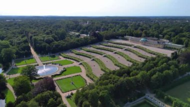 Sanssouci Sarayı 'nın hava manzarası güneşli bir yaz gününde güzel yeşil bahçeleri ve çevreyi gösteriyor. panorama genel görünüm dronu 