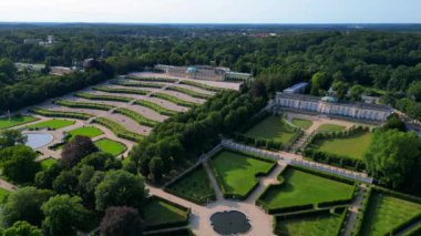Sanssouci Sarayı 'nın hava manzarası güneşli bir yaz gününde güzel yeşil bahçeleri ve çevreyi gösteriyor. Yukarıdan insansız hava aracı görüntüleri 