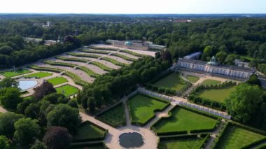 Sanssouci Sarayı 'nın hava manzarası güneşli bir yaz gününde güzel yeşil bahçeleri ve çevreyi gösteriyor. panorama yörünge dronu 