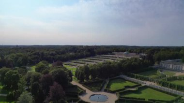 Sanssouci Sarayı 'nın hava manzarası güneşli bir yaz gününde güzel yeşil bahçeleri ve çevreyi gösteriyor. uçuş üstü insansız hava aracı 
