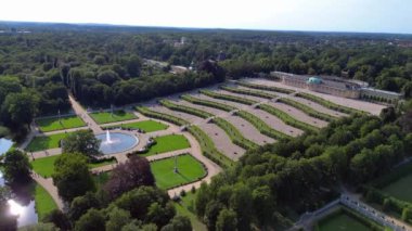Sanssouci Sarayı 'nın hava manzarası güneşli bir yaz gününde güzel yeşil bahçeleri ve çevreyi gösteriyor. panorama yörünge dronu 
